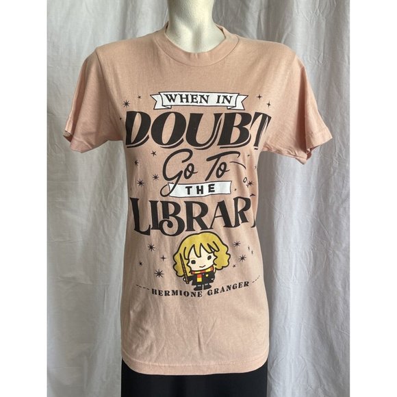 NWT Boxlunch Harry Potter‎ Hermoine When in Doubt Go to the Library Shirt Pink M - Picture 1 of 9